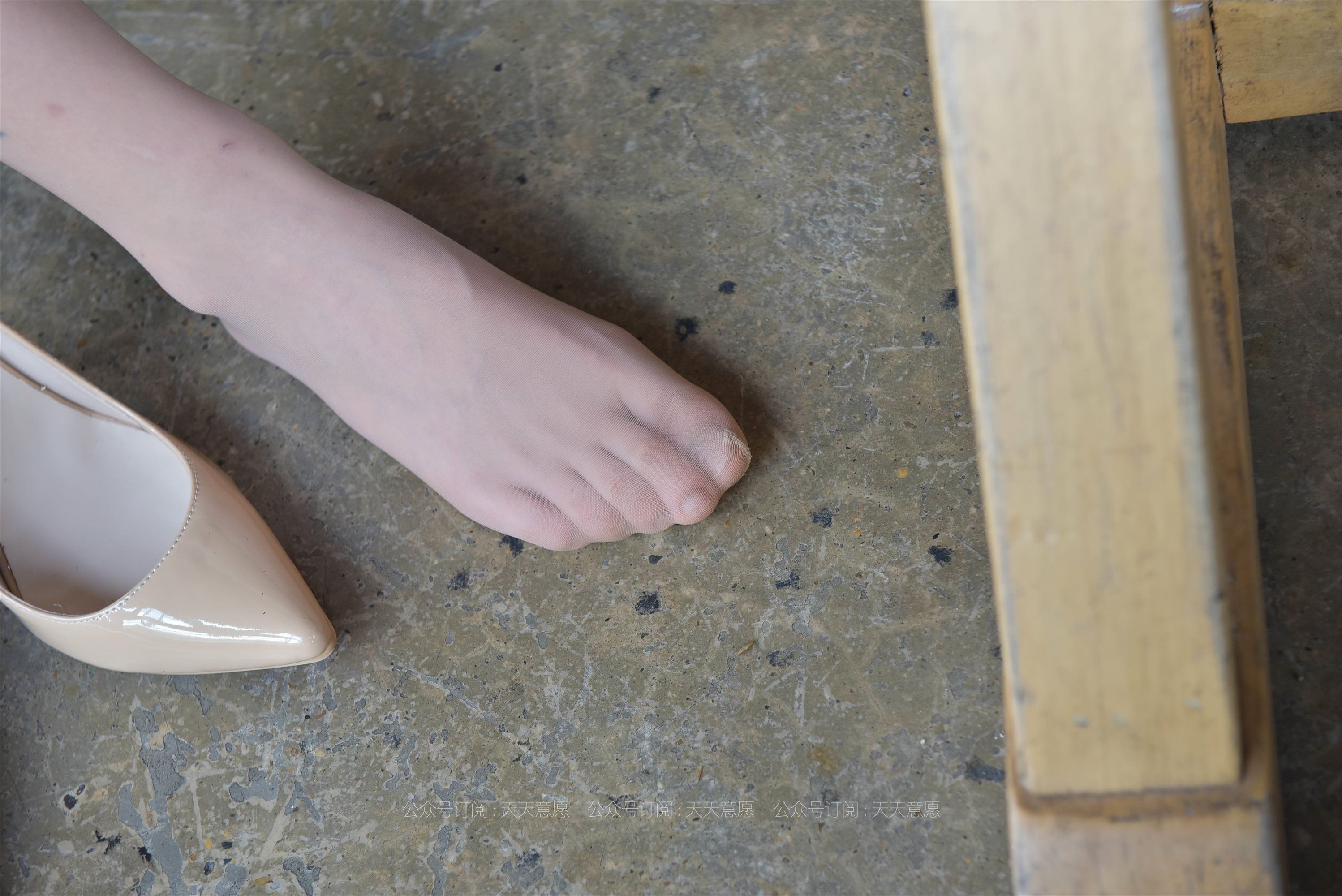 IESS异思趣向 - 模特：潇潇《红裙职业装展示》